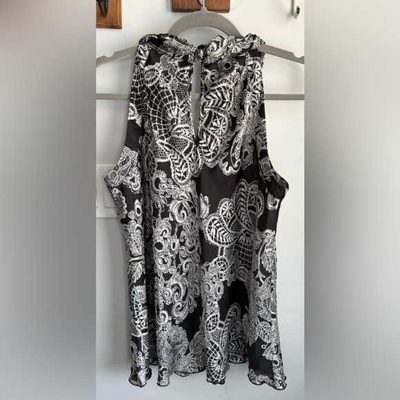 Black and White Lace Patterned Women's Top - Picture 3 of 5